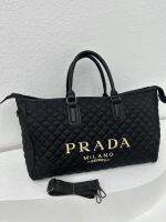 PRADA กระเป๋าถือลำลองสำหรับผู้หญิงกระเป๋าเดินทางปักปราด้าสำหรับผู้หญิงและผู้ชายสุดหรูคุณภาพสูงสะพายพาดลำตัวได้ Tas Gym กระเป๋าโยคะกระเป๋าเดินทางกระเป๋าดัฟเฟิล