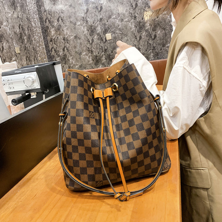 lv-กระเป๋าสะพายกระเป๋าทรงถังกระเป๋าถือสำหรับผู้หญิงขาย2021ใหม่แฟชั่นเกาหลี-original-สะพายข้างสะพายไหล่กระเป๋า-lv-petite-malle-กระเป๋าเครื่องสำอาง