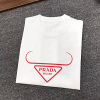 2023 Prada เสื้อยืดคู่รักลำลองแขนสั้นพิมพ์ลายตัวอักษรคลาสสิกสำหรับผู้ชายและผู้หญิงเสื้อยืดคอกลม