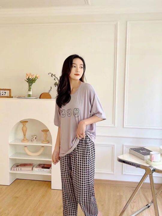พร้อมส่ง-ชุดลำลอง-ชุดนอน-แฟชั่น-สไตล์มินิมอล-เซทชุดนอน-เสื้อคอกลมแขนสั้น-กางเกงลายสก๊อต-free-size