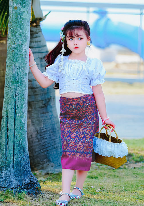 ชุดไทยเด็ก-ชุดไทยเด็กประยุกต์-บัวหลวง-เซท2ชิ้น-เสื้อลูกไม้เย็บ-กระโปรงผ้าฝ้าย