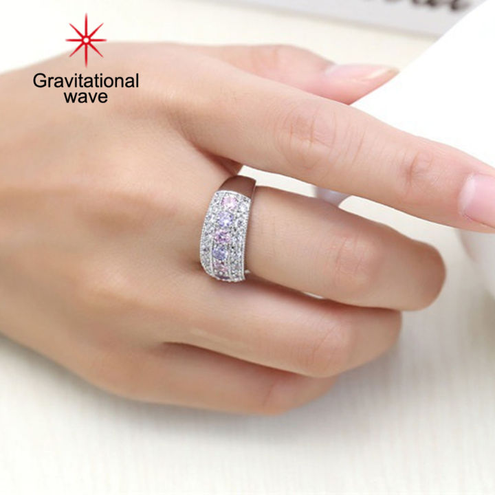 แหวนคริสตัลเทียมฝังด้วยไฟฟ้าสำหรับผู้หญิงเครื่องประดับอัญมณีแหวนใส่นิ้วคลื่นความโน้มถ่วง
