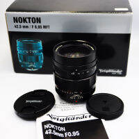 Voigtlander Nokton 42.5mm F/0.95 รูรับแสงกว้างสุด f0.95 ถ่ายได้แม้ในที่แสงน้อย ให้โบเก้สวยงาม ประกอบด้วยชิ้นเลนส์ 13 ชิ้น จัดกลุ่ม 9 กลุ่มเลนส์ พร้อมชิ้น