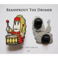 Beansprout with his drum pin เข็มกลัดถั่วงอกตีกลอง ออกแบบโดย ทรงศีล ทิวสมบุญ (SongsinThings) บริการเก็บเงินปลายทาง