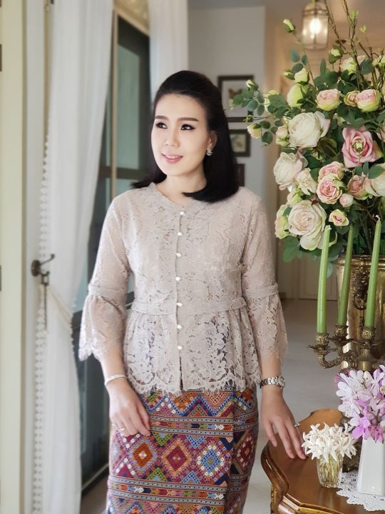 เสื้อลูกไม้ประยุกต์แต่งไทย-ผ้าลูกไม้โปร่งฉลุลายสวยหรู-ดูดีที่กระดุมมุกแวววาว-ใส่คู่ผ้านุ่งงามสง่าน่ามอง-ใส่ลำลอง-เดินเล่น-ไปเที่ยว