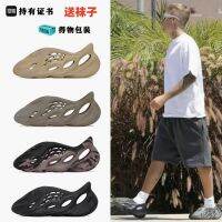 IK Flip Flops Sense รองเท้าแตะรองเท้าแตะชายหาดฤดูร้อนสไตล์เดียวกันของการก้าวเท้า Yeezy แท้ถ้ำมะพร้าวแท้รองเท้าแตะคู่รักลำลองของผู้หญิง