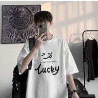 Twitflick สไตล์ฮ่องกงวรรณกรรมแขนสั้นเสื้อยืดผู้ชายหลวมทุกการแข่งขัน Ins น้ำแบรนด์แนวโน้มเด็กผ้าฝ้ายสบายๆห้าจุดครึ่งแขนเสื้อยืด