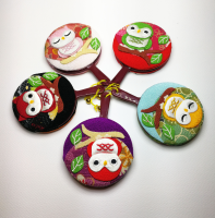 Owl Small Mirror กระจกพกพา ลายนกฮูก มีด้าม กระทัดรัด ขนาด 7.7 cm. ห้อยกระพรวนเล็กมีปลอกกันรอยขีดข่วนหุ้มผ้าลายสไตล์ญี่ปุ่น แดง ม่วง ดำ เขียว ชมพู