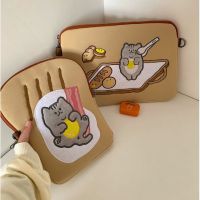 เป๋าแพด -  พร้อมส่ง  Gray cat with bacon กระเป๋าใส่ไอแพด กระเป๋าไอแพด เกาหลี กระเป๋าipad ipad pouch bag ขนาด 11 นิ้ว 13นิ้วพร้อมส่ง ราคาถูก