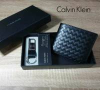 กระเป๋าสตางค์ CALVINKLEI่N WALLET กระเป๋าสตางค์แบบพับสองตอนสำหรับคุณผู้ชาย ตัวกระเป๋าเป็นหนังสานลายโดดเด่นดูไม่จำเจ