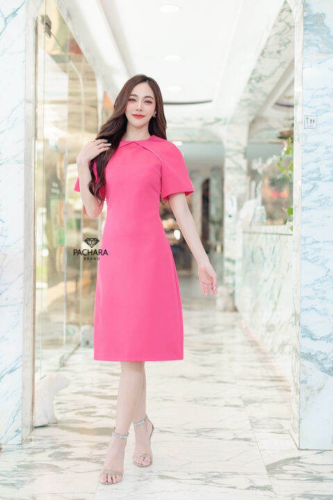 เดรสยาวคอกลมสีชมพูบานเย็น-แต่งแขนสั้นคลุมไหล่สองข้าง-ช่วงเอวเข้ารูปสวย-เนื้อผ้าหนามีซับในอัดกาวอย่างดี-งานซิปด้านหลัง