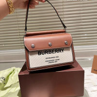 Burberry กระเป๋าผ้าใบลายพิมพ์ขนมหนังสะพายหลังเอียง20ซม.,กระเป๋าใส่กล่องของขวัญ