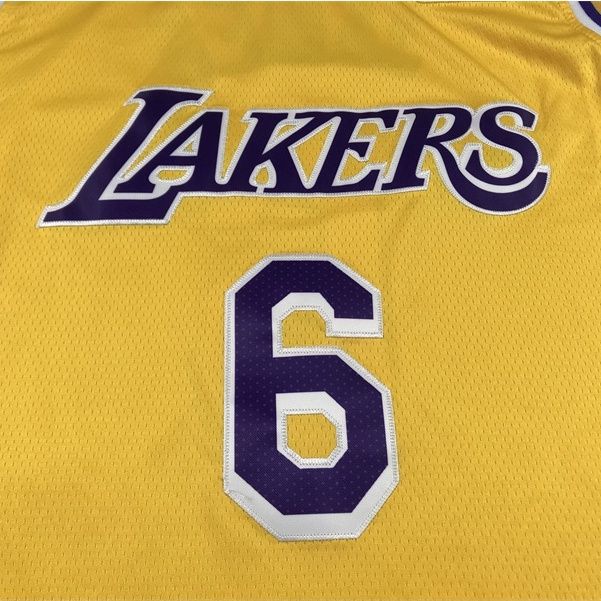 เสื้อกีฬาบาสเก็ตบอล-ลายทีม-los-angeles-lakers-lebron-james-gold-swingman-สําหรับผู้ชาย-2023