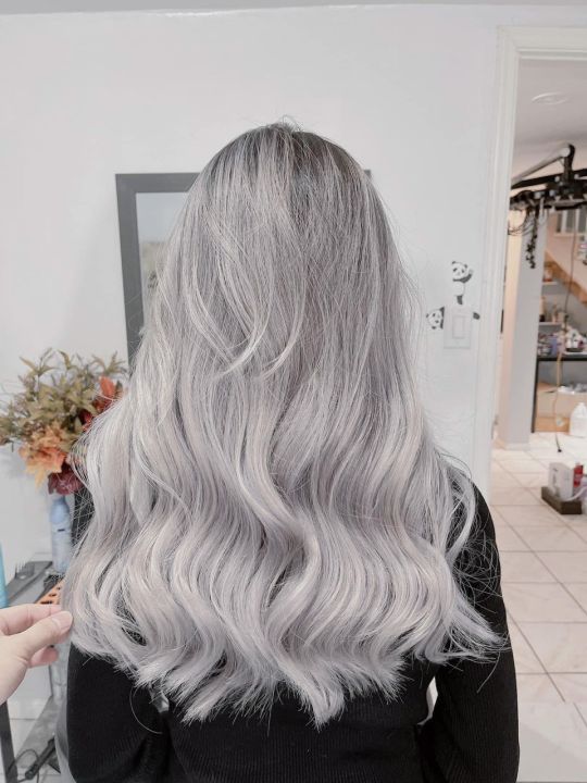 Với khả năng tự nhuộm tóc trắng bạch kim, bạn có thể tạo nên mái tóc ấn tượng và nhận được nhiều lời khen ngợi từ bạn bè. Hãy xem ngay bức ảnh và khám phá cách để tự nhuộm tóc độc đáo này nhé!