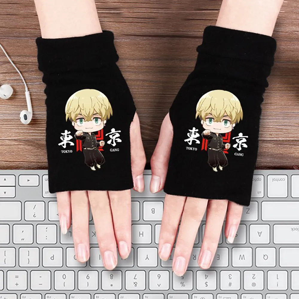 Nếu bạn là fan của TOKYO REVENGERS, bạn không thể bỏ qua găng tay len hở ngón in hình nhân vật chibi từ game. Với thiết kế độc đáo và hình ảnh chibi đáng yêu, bạn sẽ thực sự yêu thích chiếc găng tay này. Hãy xem hình ảnh để cảm nhận sự đáng yêu và hấp dẫn của găng tay len này.
