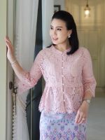 เสื้อลูกไม้ประยุกต์แต่งไทย  ผ้าลูกไม้โปร่งฉลุลายสวยหรู ดูดีที่กระดุมมุกแวววาว ใส่คู่ผ้านุ่งงามสง่าน่ามอง ใส่ลำลองไปเที่ยวน่ารัก b0641