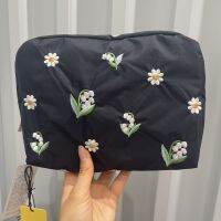 Japanese 2022 new cosmetic bag big capacity handbags female senior embroidery tulip wash gargle bag to receive bag 7121