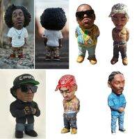 ฟรีเมื่อตัวตุ๊กตาแร็ปเปอร์ Tupac ฮิปฮอปคนที่แต่งตัวประหลาดสอดแนม Dogg ของเล่นตุ๊กตาโมเดลชุดฟิกเกอร์สิ่งที่เย็นเครื่องตกแต่งของขวัญรูปปั้นที่สร้างสรรค์