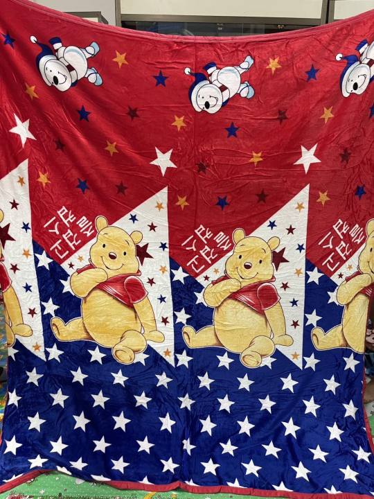 พร้อมส่ง-ผ้าห่มนาโน-ผ้าห่ม-6ฟุต-180-200-ซม-ลายการ์ตูน-ราคาถูก-ผ้านิ่ม-น่าสัมผัส-พกพาสะดวก-หมีพูสีแดง