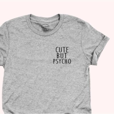 การออกแบบเดิมเสื้อยืดลาย Cute but Psycho มีหลายสี ไซส์ S-5XL