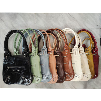 【cw】 Cross-Border Underarm Bag for Women New Large Capacity Totes European and American R Shoulder Bag for Women Heavy Industry Rivets Motorcycle Bag