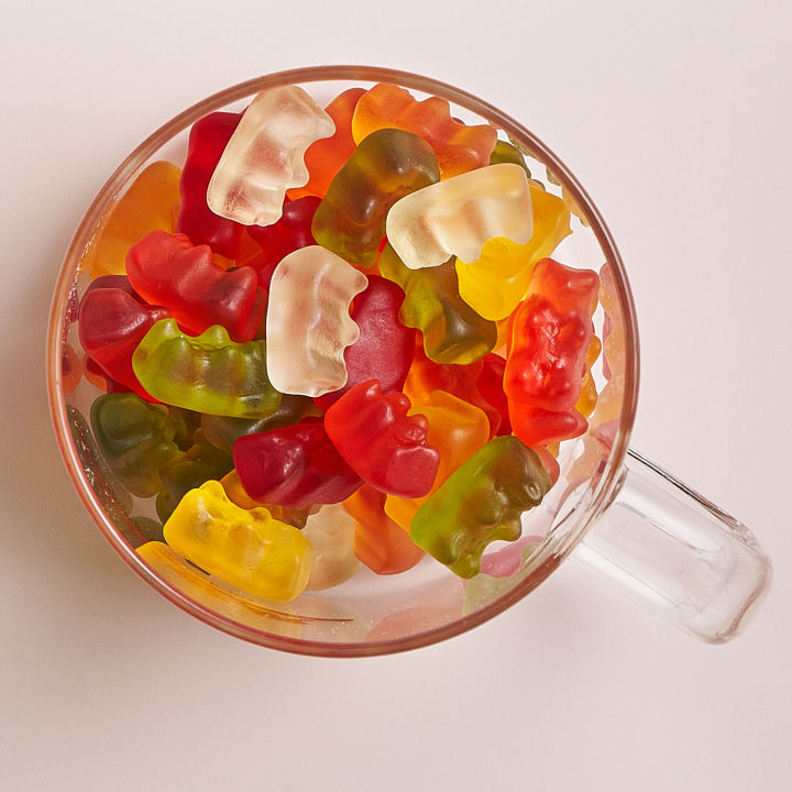 lassiette-gumy-bear-แก้วมัค-แก้วมัค-430มล-บนโต๊ะอาหาร-สีแดง