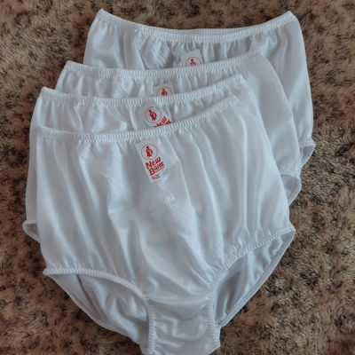 กางเกงในไนล่อน แต่งลูกไม้ สีขาว ขายยกเซ็ต 4 ตัว ใส่สบายไม่อับชื้น ขนาดไซส์ M เอวขยายได้ระหว่าง 26-34 นิ้ว บางเบาแห้งเร็ว Underwear Nylon
