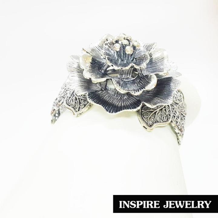 inspire-jewelry-กำไลลายดอกไม้ฉลุลาย-งานdesign-สวยหรู-ตัวเรือน-มีให้เลือกสองสี-ทอง-และ-เงินรมดำสามารถปรับขนาดได้-พร้อมถุงกำมะหยี่-งานแฟชั่น-สีทอง-เงินรมดำ-สำหรับประดับชุดไทย-เสื้อผ้าทุกชุด-สวยหรู