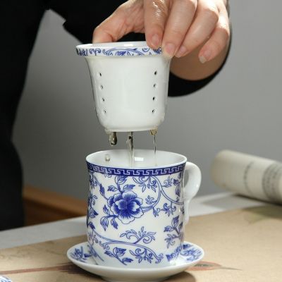【High-end cups】ย้อนยุคจีนสีฟ้าสีขาวพอร์ซเลนชุดถ้วยชาที่มีจานรองฝา Infuser 260มิลลิลิตรถ้วยน้ำชาเซรามิกที่มีตัวกรองชา