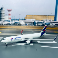 Diecast โลหะผสม1:400 Scale B767-300ER N532LA LATAM CARGO Airlines โลหะผสมเครื่องบินเครื่องบินของเล่นสำหรับคอลเลกชัน