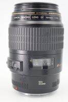 Canon EF 100mm f2.8 Macro เลนส์มาโครเทเลโฟโต้ระยะกลางที่รองรับการทำงานระบบโฟกัสอัตโนมัติความเร็วสูง เลนส์เทเลโฟโต้ระยะกลางที่มีคุณลักษณะมาโครกำลังขยาย 1 เท่า ม่านรูรับแสงแบบ 8 กลีบทำให้ถ่ายภาพพื้นหลังเบลอได้ดีแม้ว่ารูรับแสงจะถูกลดลง 1-2 สต็อป  ทางยาวโฟกัส