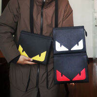 กระเป๋า Fendi กระเป๋าสตางค์ปีศาจน้อยกระเป๋าสี่เหลี่ยมเล็กหนังนิ่มสีดำส่วนบุคคลตาโตกระเป๋าสะพายมัลติฟังก์ชั่คลัทช์สังคมผู้ชายอินเทรนด์