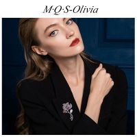 M·Q·S-Olivia    เข็มกลัด รูปดอกไม้ ประดับมุก และเพชรเทียม สําหรับตกแต่งเสื้อผ้า การออกแบบที่หรูหราและเบา เป็นของขวัญ