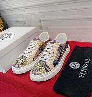 ❤[รูปจริง/ในสต็อก]❤Versace ดั้งเดิมคุณภาพสูงรองเท้าบุรุษผู้ชายแฟชั่นใหม่รองเท้ารองเท้าเรียบง่ายใส่สบายส้นเตี้ยของผู้ชายรองเท้าลำลองหรูหราแบรนด์เนมของแท้