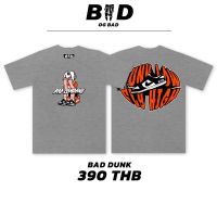 เสื้อยืดผ้าฝ้ายเสื้อยืดผ้าฝ้าย Badcompany.th เสื้อยืดสกรีนลาย "Dunk"