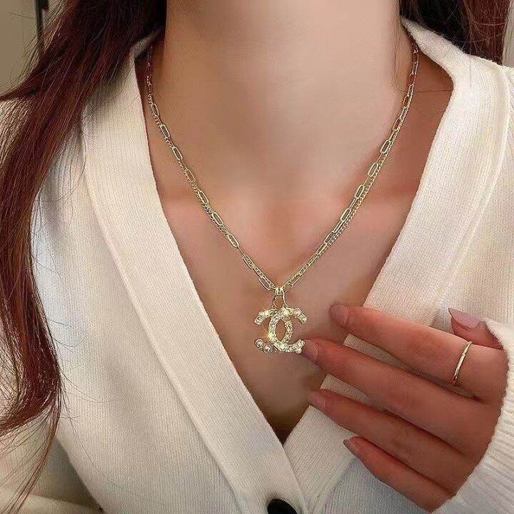 แฟชั่นน้ำหนักเบาหรูหราสร้อยคอมุกคู่-c-อารมณ์2023-choker-ถัก-rhinediamond-ลมมีกลิ่นหอมเล็กๆหญิงสร้อยคล้องคอตุ้มห้อยสร้อยคอผู้หญิง