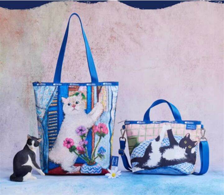 lesportsac-ใหม่แฟชั่น-retro-cat-แนวตั้งสไตล์พร็อพกระเป๋าผู้หญิงน้ำหนักเบาไหล่เดียวแบบพกพาผ้ากระเป๋าแนวตั้ง-2432