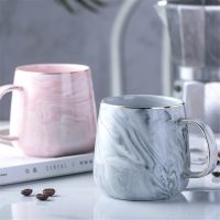 【High-end cups】หรูหราหินอ่อนแบบแก้วเซรามิกชุบทองที่มีการจัดการแก้วเช้านมกาแฟถ้วยชาสีชมพูสีเทาคู่ของขวัญครัวเรือน1ชิ้น