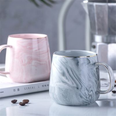 【High-end cups】หรูหราหินอ่อนแบบแก้วเซรามิกชุบทองที่มีการจัดการแก้วเช้านมกาแฟถ้วยชาสีชมพูสีเทาคู่ของขวัญครัวเรือน1ชิ้น