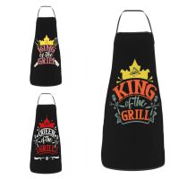 Custom Bib King Of The Grill Men ผ้ากันเปื้อนสำหรับสุภาพสตรี Unisex ผู้ใหญ่เชฟครัวทำอาหาร Tablier Zts