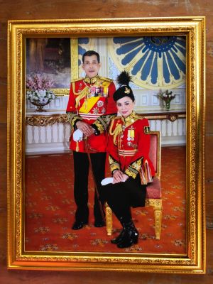กรอบรูปสีทองมงคลรูปคู่ในหลวงราชินีชุดแดง กรอบรูปขนาด 18X23 นิ้ว ภาพมงคล เสริมฮวงจุ้ย ตกแต่งบ้าน ของขวัญ ของที่ระลึก