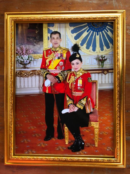 กรอบรูปสีทองมงคลรูปคู่ในหลวงราชินีชุดแดง-กรอบรูปขนาด-18x23-นิ้ว-ภาพมงคล-เสริมฮวงจุ้ย-ตกแต่งบ้าน-ของขวัญ-ของที่ระลึก