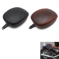 Motorcycl สีดำ สีน้ำตาลหนังจระเข้ด้านหลังที่นั่ง Pillion Pad สำหรับ Harley Sportster XL1200X V 48 72