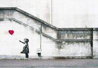 ศิลปะแนวbanksy ภาพวาดติดผนัง Grafitti สาวกับบอลลูนสีแดงสีเทาความรักขนาดใหญ่ผ้าใบพิมพ์ภาพแกลลอรี่ที่ทันสมัยห่องานศิลปะที่สร้างแรงบันดาลใจพร้อมที่จะแขวนสำหรับไอเดียของขวัญตกแต่งสำนักงาน