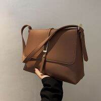 【hot seller】 High-end retro bag 2023 new womens autumn and winter all-match messenger large-capacity one-shoulder armpit