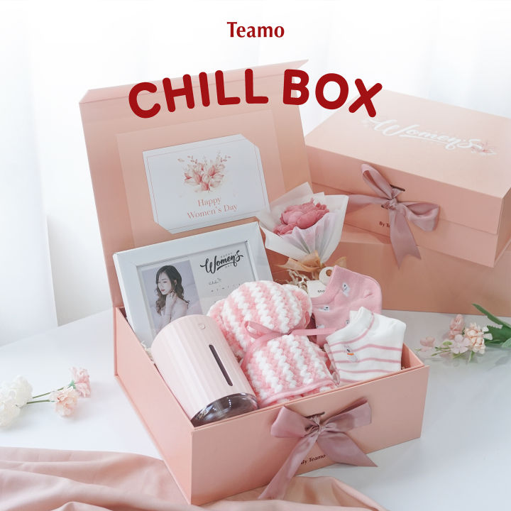 Chill Box (Rose) - một loại hộp quà tặng đầy sáng tạo và ý tưởng, gồm nhiều sản phẩm thú vị và hấp dẫn. Trong những hình ảnh liên quan đến từ khóa này, bạn sẽ tìm thấy những gợi ý quà tặng thú vị và đẹp mắt, chắc chắn sẽ làm bạn hài lòng.