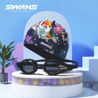 【 พร้อมส่ง 】SWANS แว่นตาว่ายน้ำนำเข้าจากญี่ปุ่นแว่นตาว่ายน้ำ HD กันน้ำและกันหมอกแว่นตาว่ายน้ำแบบแบนสำหรับผู้ชายและผู้หญิงแว่นตาว่ายน้ำหมวกว่ายน้ำชุดสองชิ้น FOX2-1+FSH-1 สีดำ