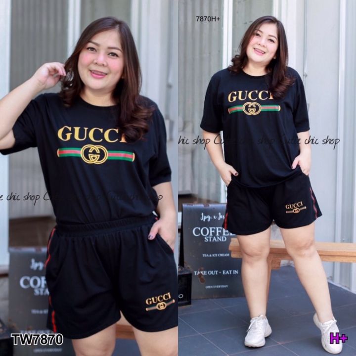 set-2-ชิ้น-bigsize-เสื้อยืดแขนสั้นอกสกรีนลายแบรนด์แต่งแถบแขนเสื้อ-มาพร้อมกางเกงขาสั้นสกรีนแบรด์แต่งแถบข้างขากางเกง