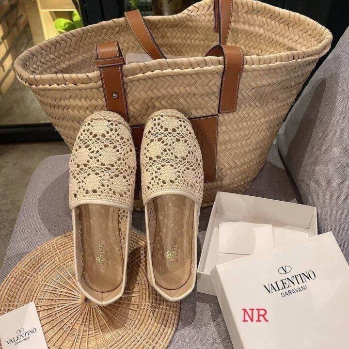 รองเท้าแตะแฟชั่น-พร้อมส่ง-size-36-40-eu-ครีม-รองเท้าแตะแฟชั่นผู้หญิง-รองเท้าสลิปออนแบบสวม-นุ่ม-งานสวย-ตรงปก100-ลายลูกไม้นิ่มเท้า