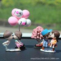 [Toy City] ตกแต่งรถการ์ตูนน่ารักคู่รูปการกระทำ Figurines บอลลูนเครื่องประดับอัตโนมัติภายในแดชบอร์ดอุปกรณ์เสริมสำหรับสาวของขวัญ